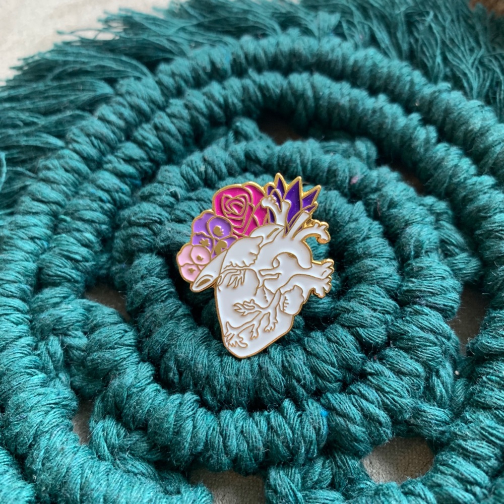 Heart ❤️ pin (white)
